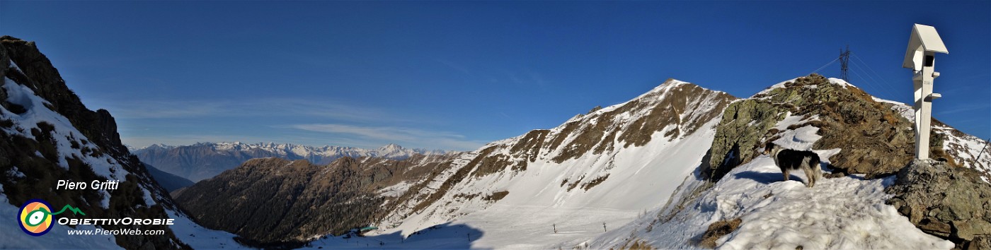 61 Panoramica dal Passo di Salmurano (2017 m) sul Rif. Salmurano, sulla Val Gerola e verso le Alpi Retiche.jpg
